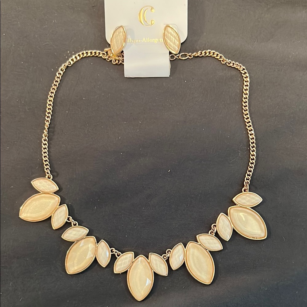 Elegant Gold and Cream Necklace Set